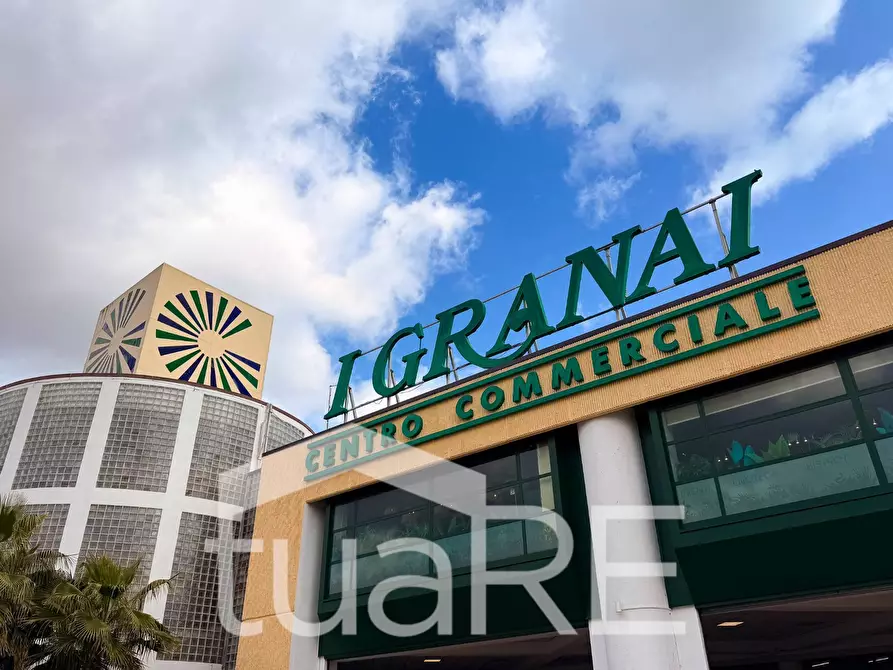 Immagine 49 di Negozio in vendita  in Via Mario Rigamonti a Roma