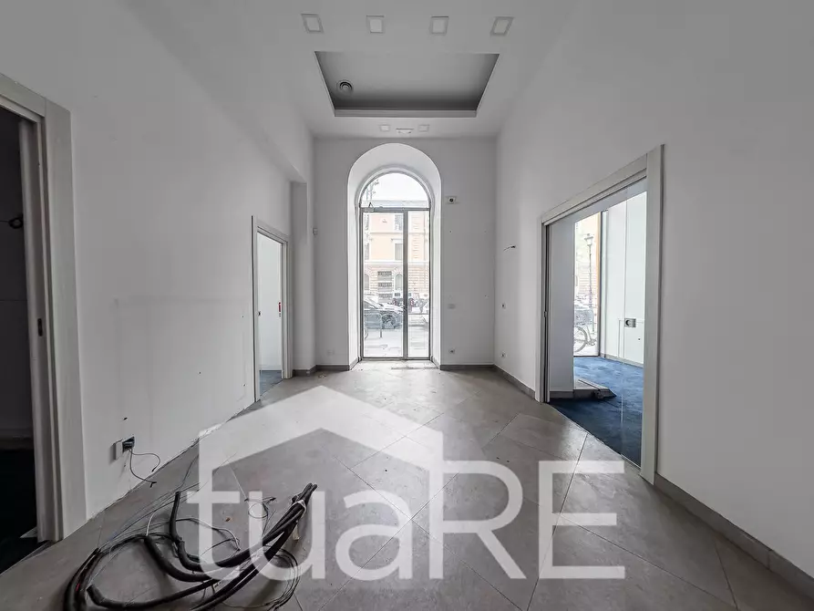 Immagine 2 di Negozio in vendita  in Viale Giulio Cesare a Roma