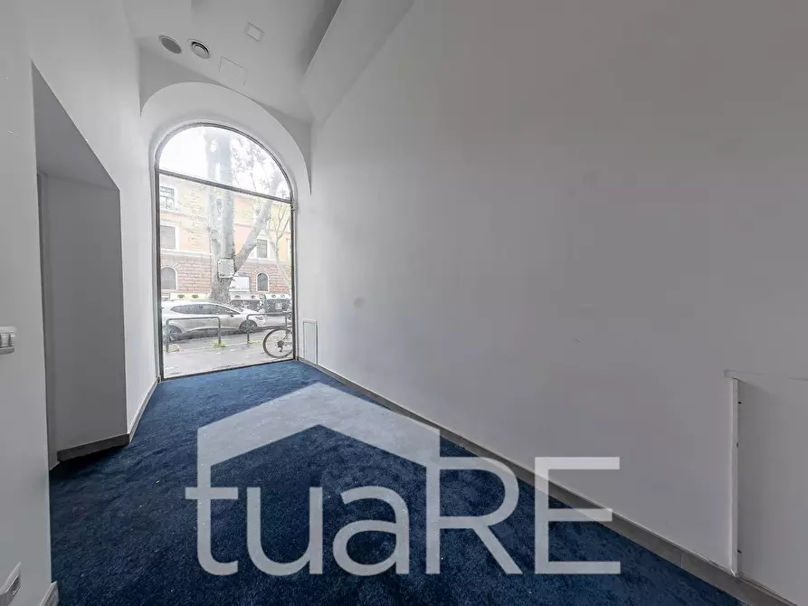 Immagine 3 di Negozio in vendita  in Viale Giulio Cesare a Roma