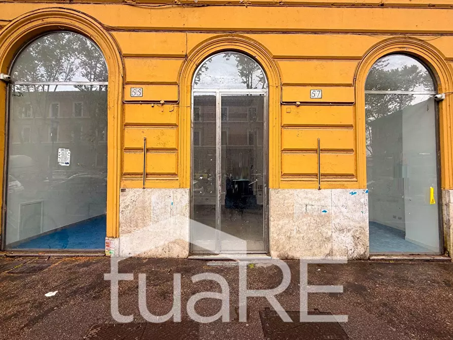 Immagine 4 di Negozio in vendita  in Viale Giulio Cesare a Roma