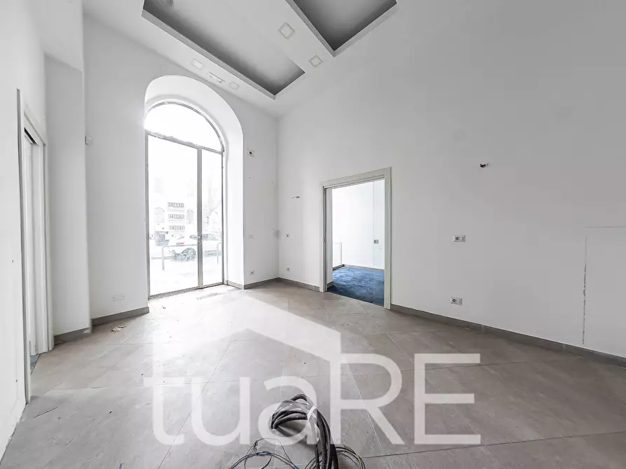 Immagine 7 di Negozio in vendita  in Viale Giulio Cesare a Roma