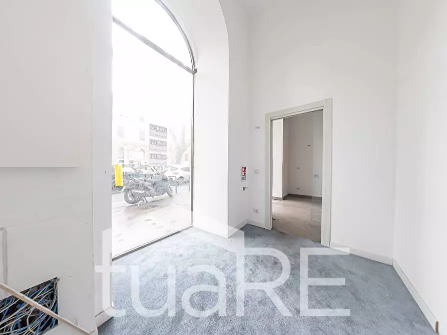 Immagine 8 di Negozio in vendita  in Viale Giulio Cesare a Roma