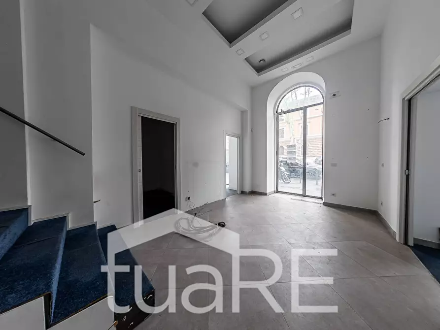 Immagine 10 di Negozio in vendita  in Viale Giulio Cesare a Roma