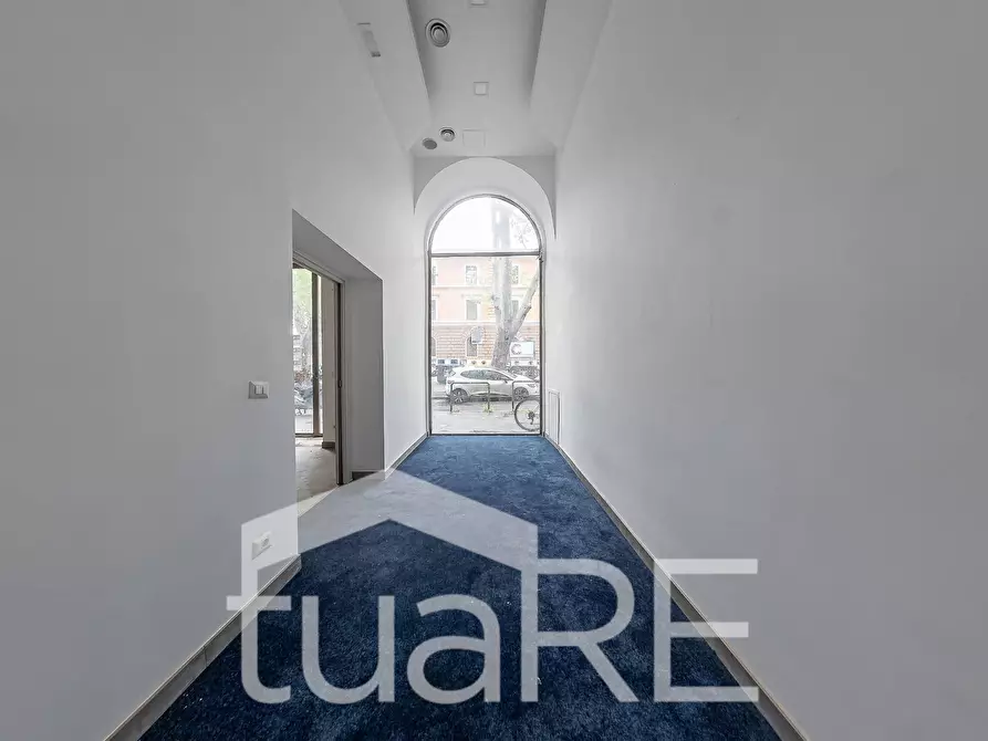 Immagine 11 di Negozio in vendita  in Viale Giulio Cesare a Roma