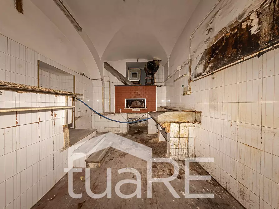 Immagine 12 di Negozio in vendita  in Viale Giulio Cesare a Roma