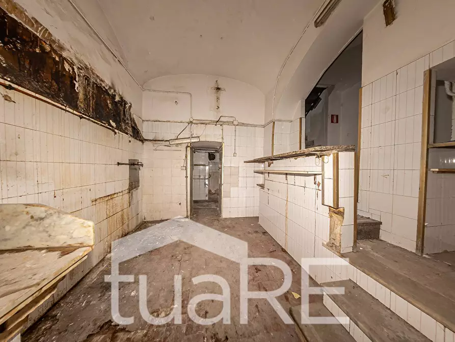 Immagine 13 di Negozio in vendita  in Viale Giulio Cesare a Roma