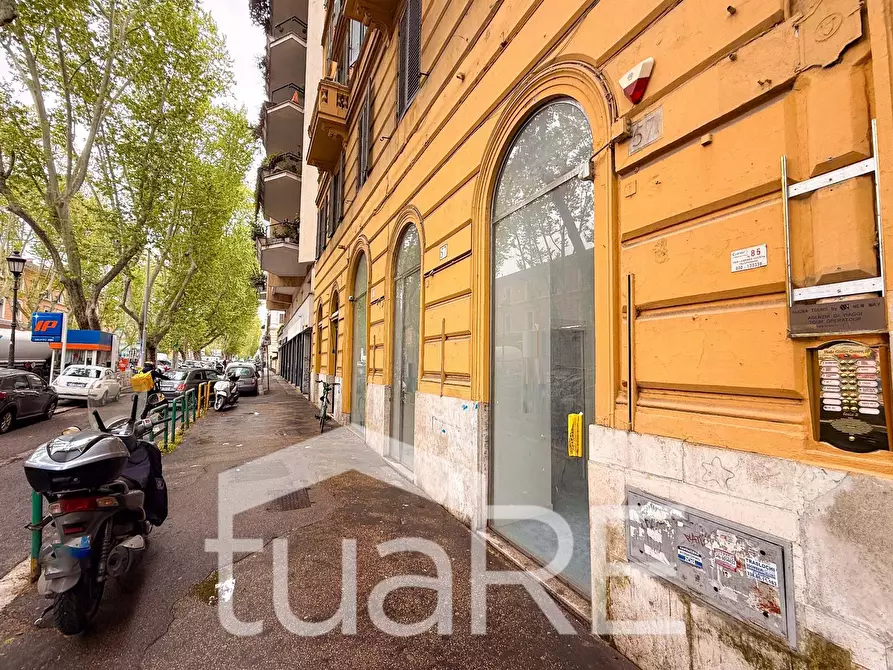 Immagine 14 di Negozio in vendita  in Viale Giulio Cesare a Roma