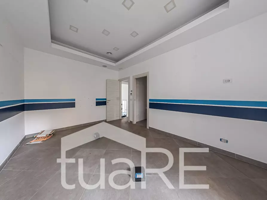 Immagine 16 di Negozio in vendita  in Viale Giulio Cesare a Roma