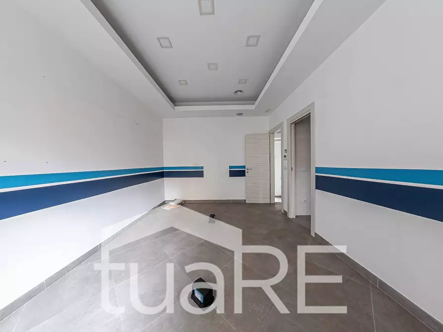 Immagine 17 di Negozio in vendita  in Viale Giulio Cesare a Roma