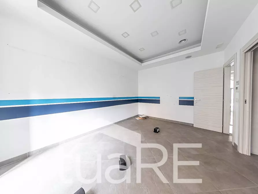 Immagine 18 di Negozio in vendita  in Viale Giulio Cesare a Roma