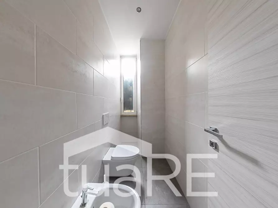 Immagine 19 di Negozio in vendita  in Viale Giulio Cesare a Roma