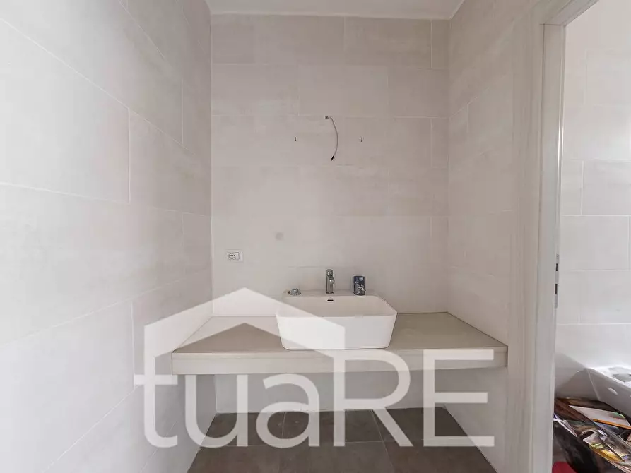 Immagine 20 di Negozio in vendita  in Viale Giulio Cesare a Roma