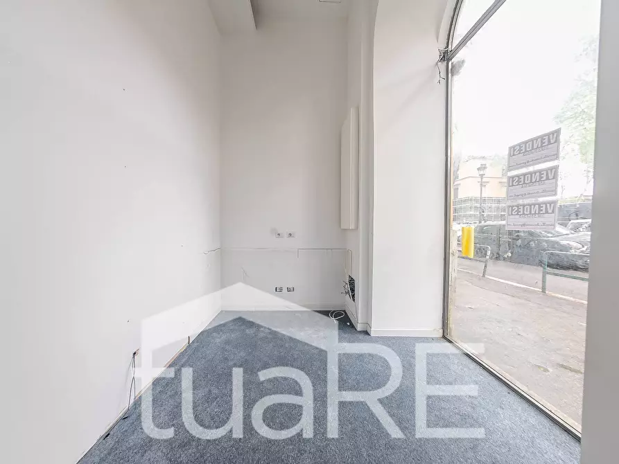 Immagine 21 di Negozio in vendita  in Viale Giulio Cesare a Roma