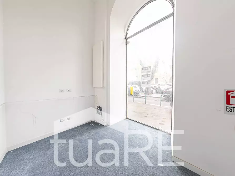 Immagine 22 di Negozio in vendita  in Viale Giulio Cesare a Roma