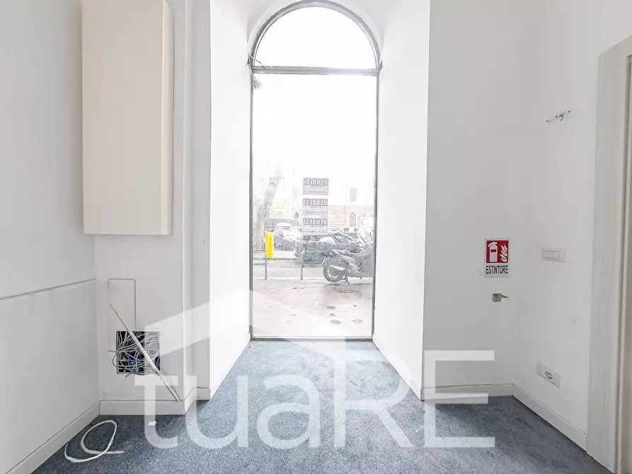 Immagine 23 di Negozio in vendita  in Viale Giulio Cesare a Roma
