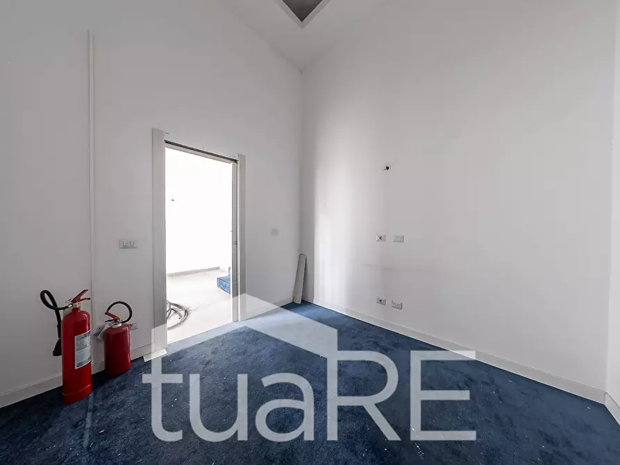 Immagine 24 di Negozio in vendita  in Viale Giulio Cesare a Roma