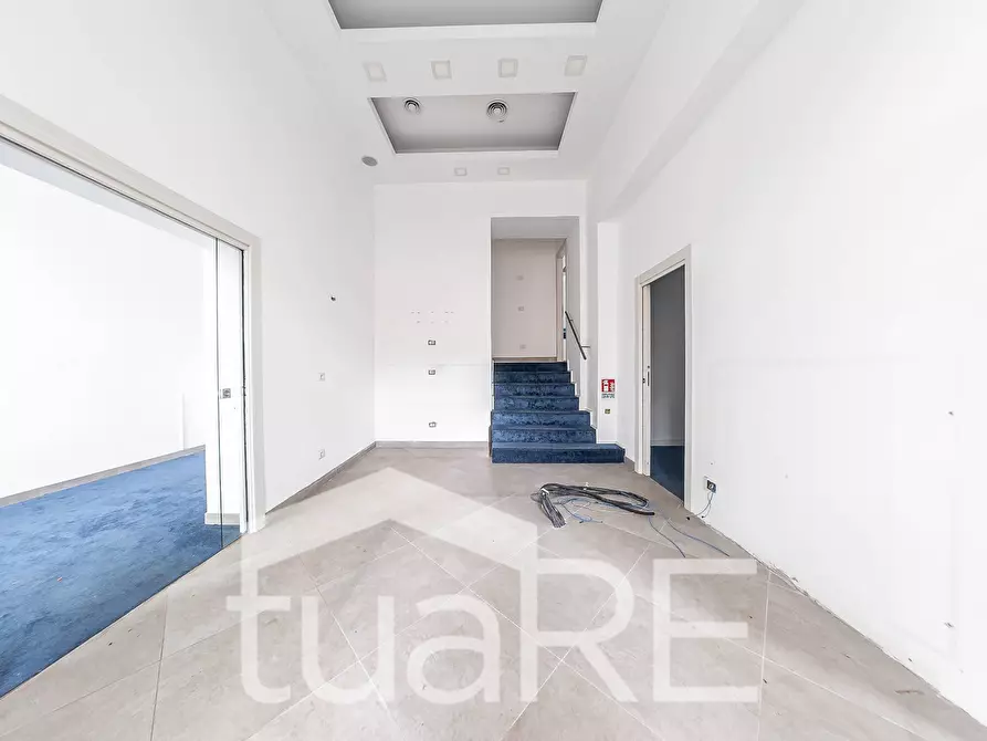 Immagine 25 di Negozio in vendita  in Viale Giulio Cesare a Roma