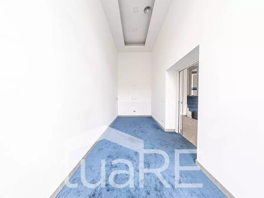 Immagine 26 di Negozio in vendita  in Viale Giulio Cesare a Roma