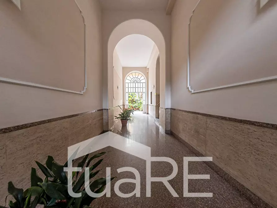 Immagine 27 di Negozio in vendita  in Viale Giulio Cesare a Roma