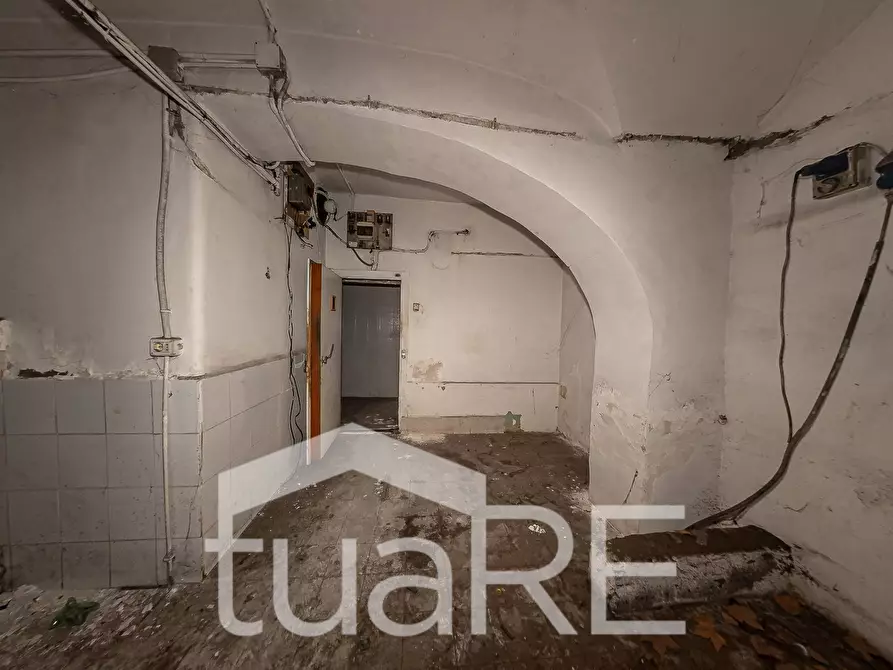 Immagine 29 di Negozio in vendita  in Viale Giulio Cesare a Roma