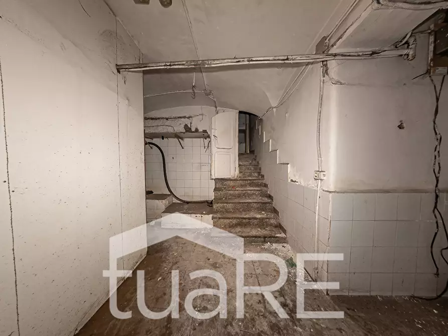 Immagine 30 di Negozio in vendita  in Viale Giulio Cesare a Roma