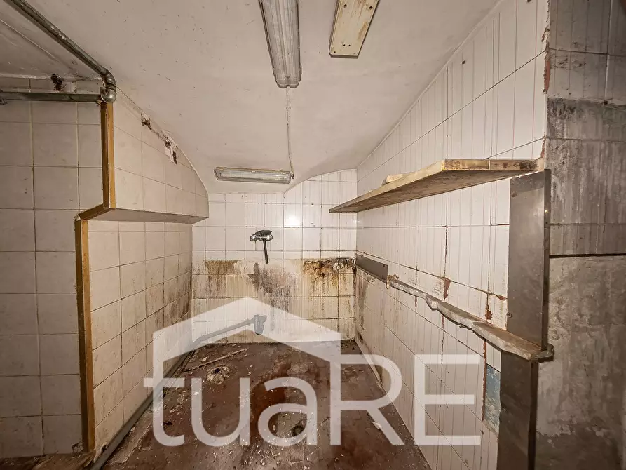 Immagine 31 di Negozio in vendita  in Viale Giulio Cesare a Roma