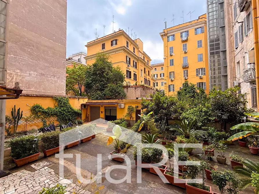 Immagine 32 di Negozio in vendita  in Viale Giulio Cesare a Roma