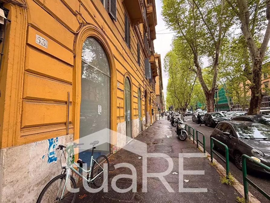 Immagine 33 di Negozio in vendita  in Viale Giulio Cesare a Roma