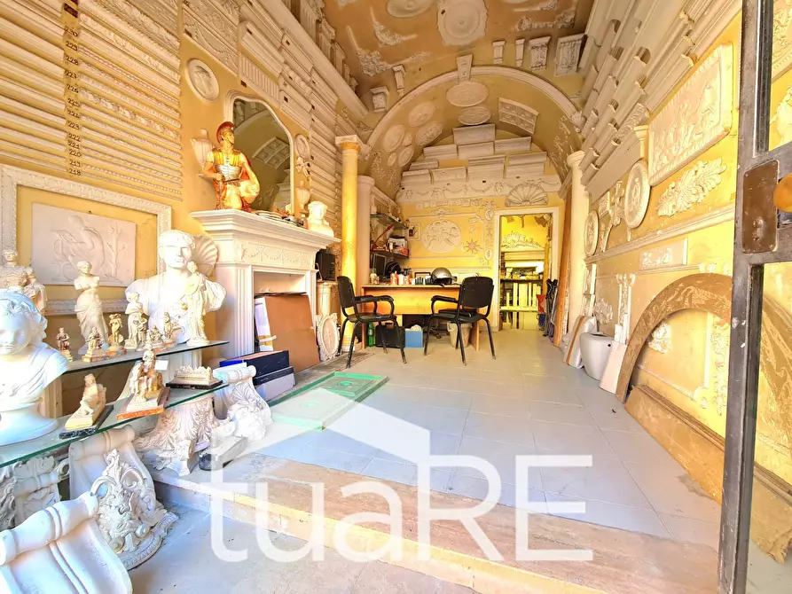 Immagine 2 di Negozio in vendita  in Via Aurelia a Roma