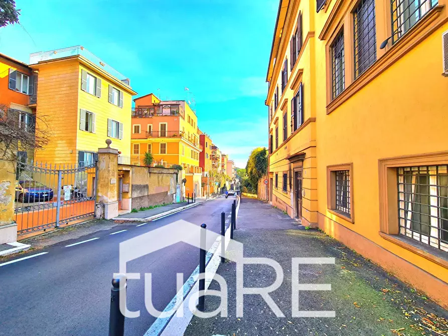 Immagine 3 di Negozio in vendita  in Via Aurelia a Roma