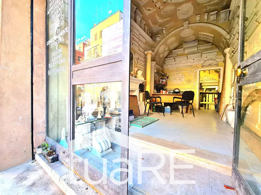 Immagine 4 di Negozio in vendita  in Via Aurelia a Roma