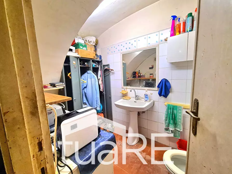 Immagine 9 di Negozio in vendita  in Via Aurelia a Roma