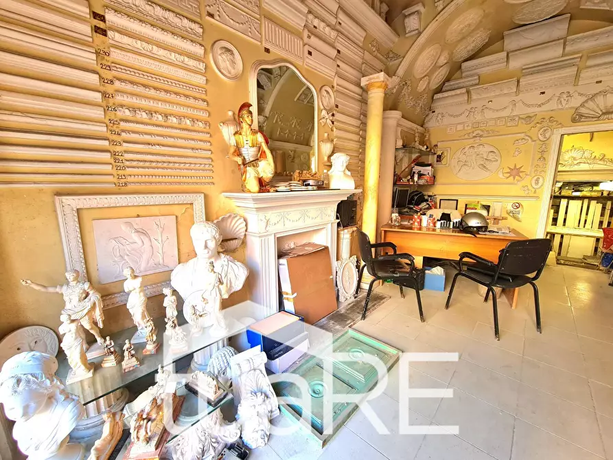 Immagine 15 di Negozio in vendita  in Via Aurelia a Roma