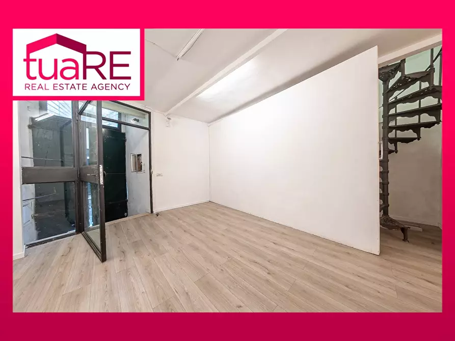 Immagine 1 di Negozio in vendita  in Via Della Vetrina a Roma