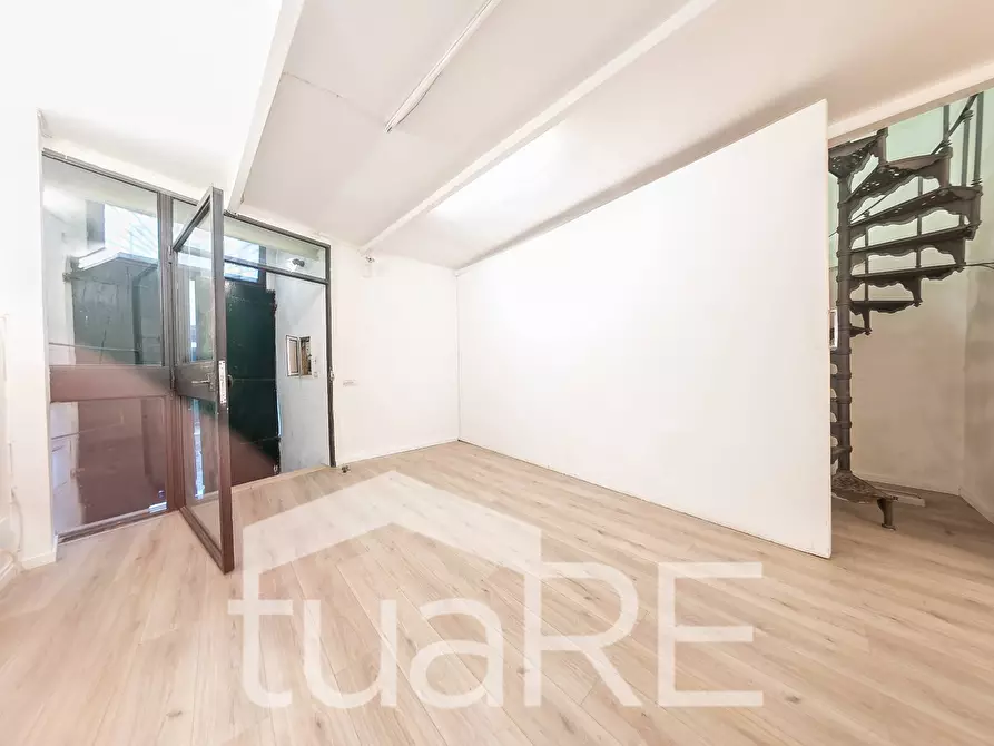 Immagine 3 di Negozio in vendita  in Via Della Vetrina a Roma