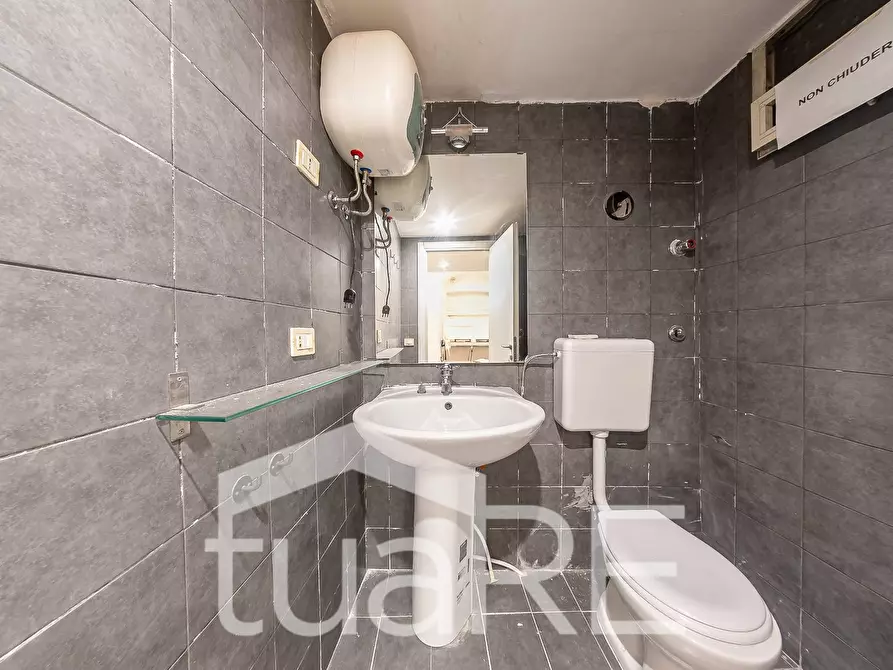 Immagine 5 di Negozio in vendita  in Via Della Vetrina a Roma