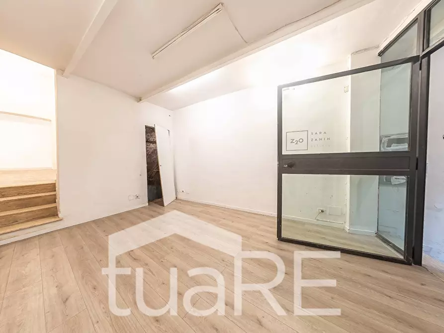 Immagine 13 di Negozio in vendita  in Via Della Vetrina a Roma