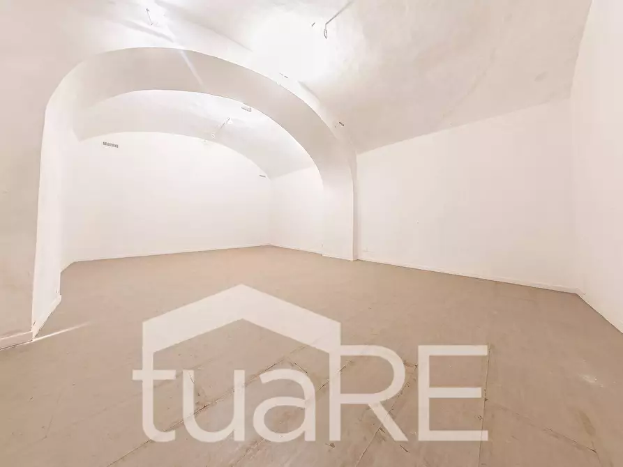 Immagine 17 di Negozio in vendita  in Via Della Vetrina a Roma