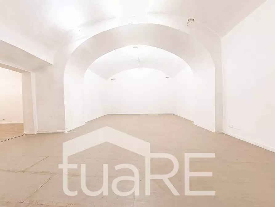 Immagine 18 di Negozio in vendita  in Via Della Vetrina a Roma