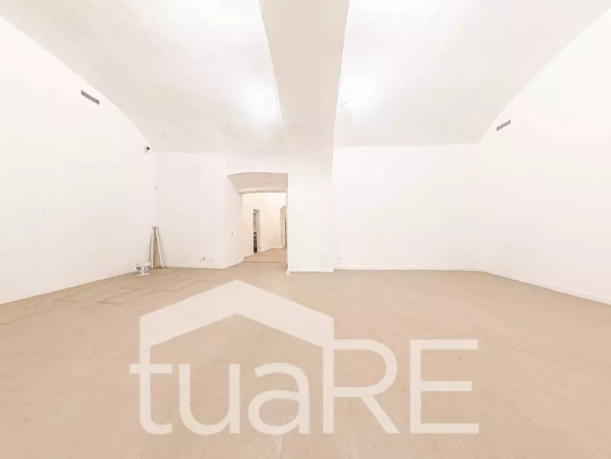 Immagine 19 di Negozio in vendita  in Via Della Vetrina a Roma