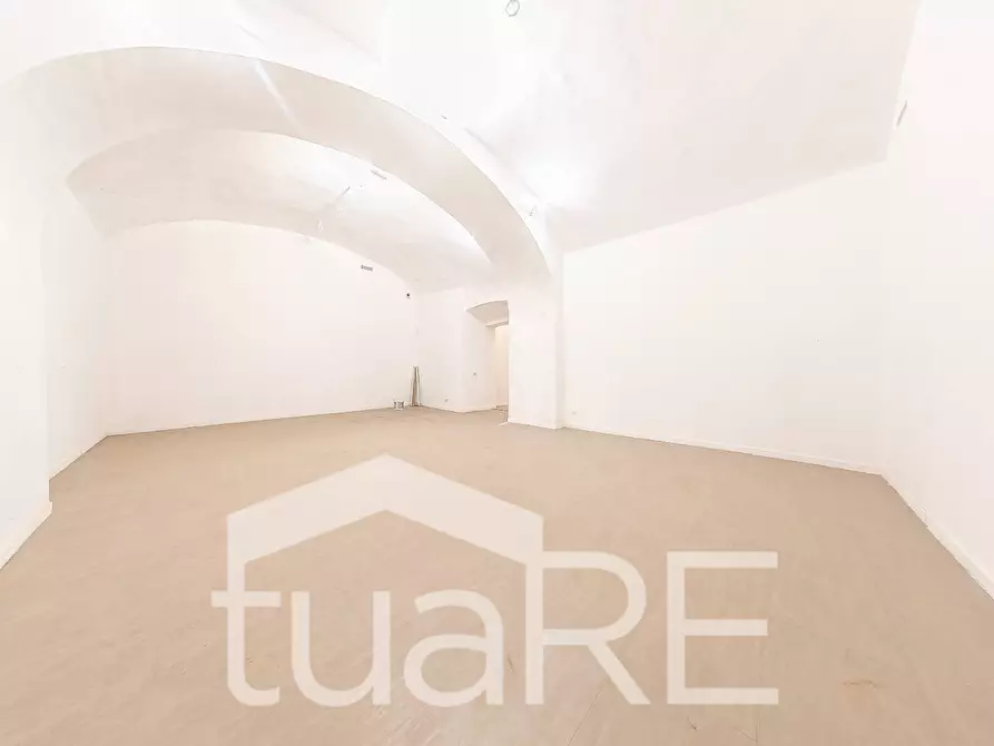 Immagine 20 di Negozio in vendita  in Via Della Vetrina a Roma