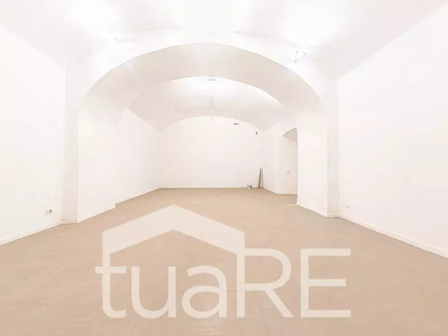 Immagine 21 di Negozio in vendita  in Via Della Vetrina a Roma