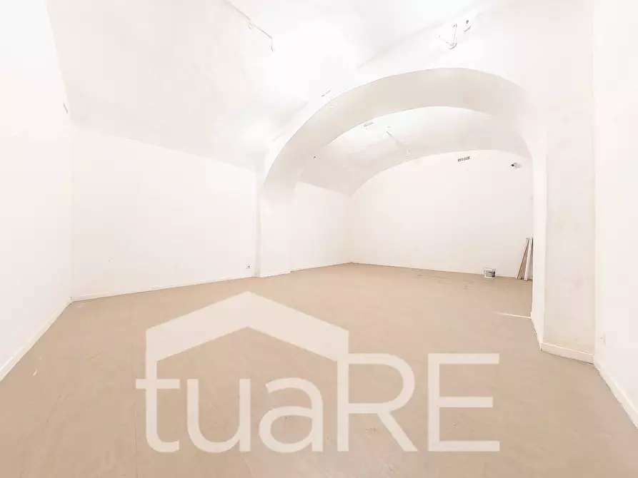 Immagine 22 di Negozio in vendita  in Via Della Vetrina a Roma