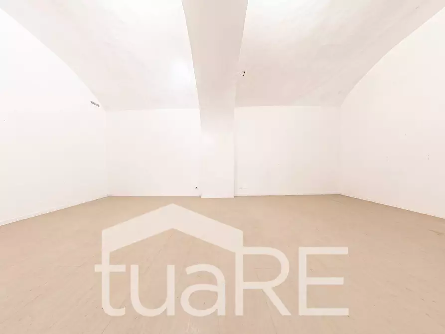 Immagine 23 di Negozio in vendita  in Via Della Vetrina a Roma