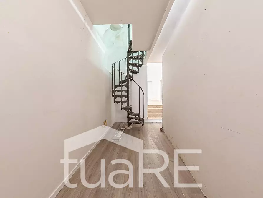 Immagine 27 di Negozio in vendita  in Via Della Vetrina a Roma