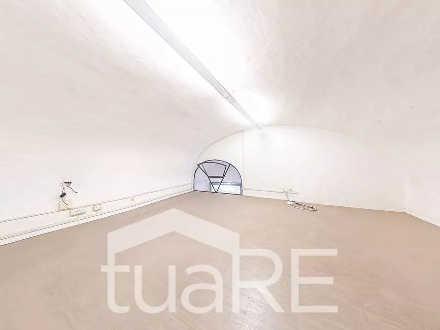 Immagine 28 di Negozio in vendita  in Via Della Vetrina a Roma