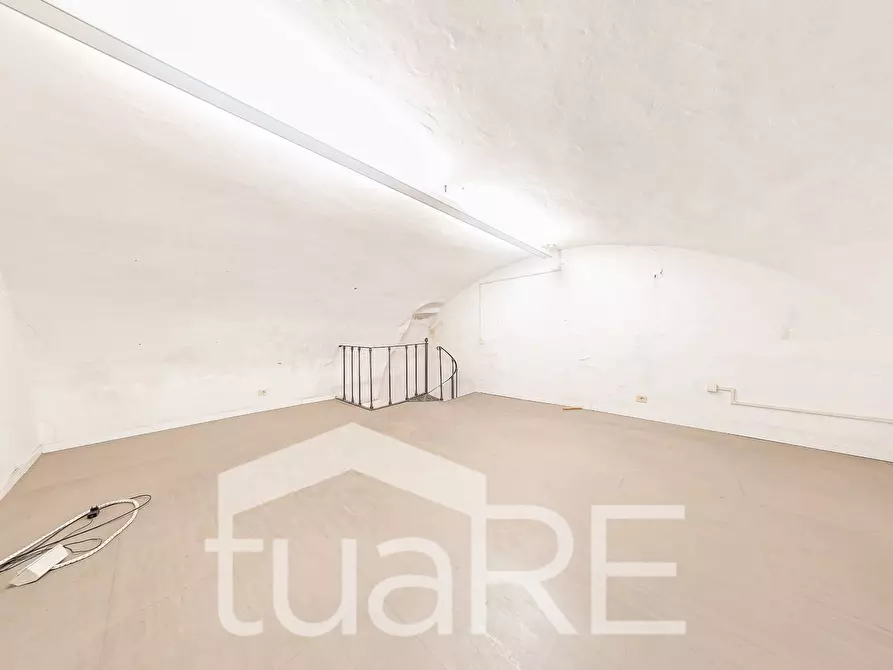 Immagine 29 di Negozio in vendita  in Via Della Vetrina a Roma