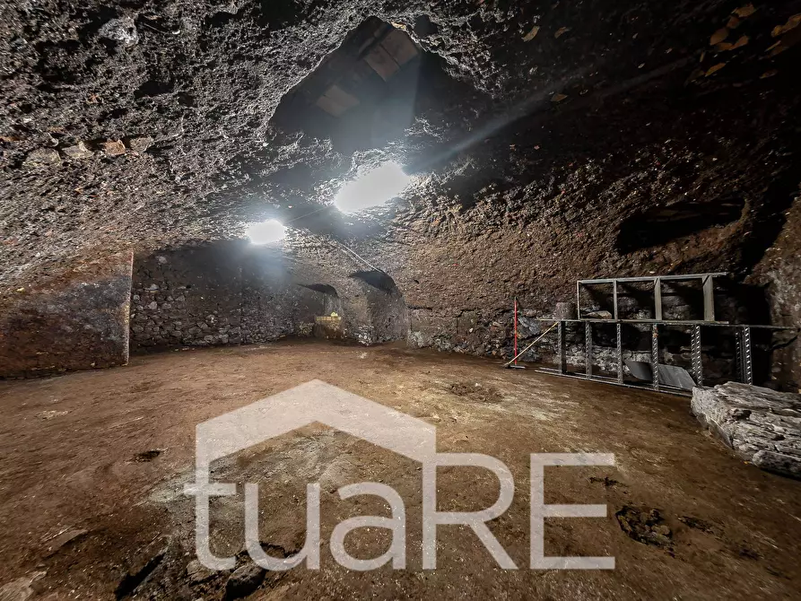 Immagine 31 di Negozio in vendita  in Via Della Vetrina a Roma