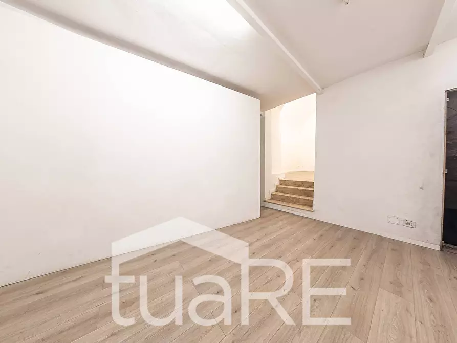 Immagine 32 di Negozio in vendita  in Via Della Vetrina a Roma