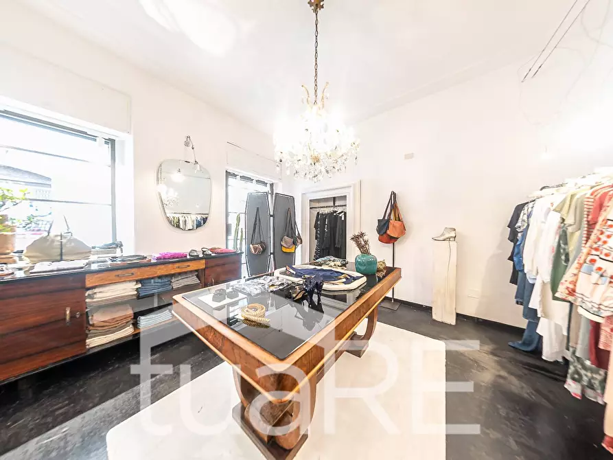 Immagine 2 di Negozio in vendita  in Via Urbana a Roma